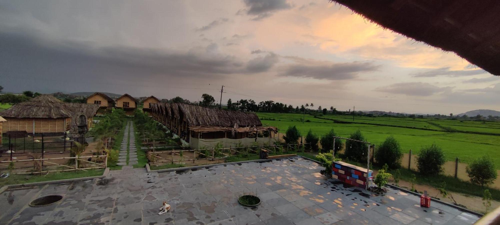 Vanya The Exotic World Resort ฮัมปี ภายนอก รูปภาพ