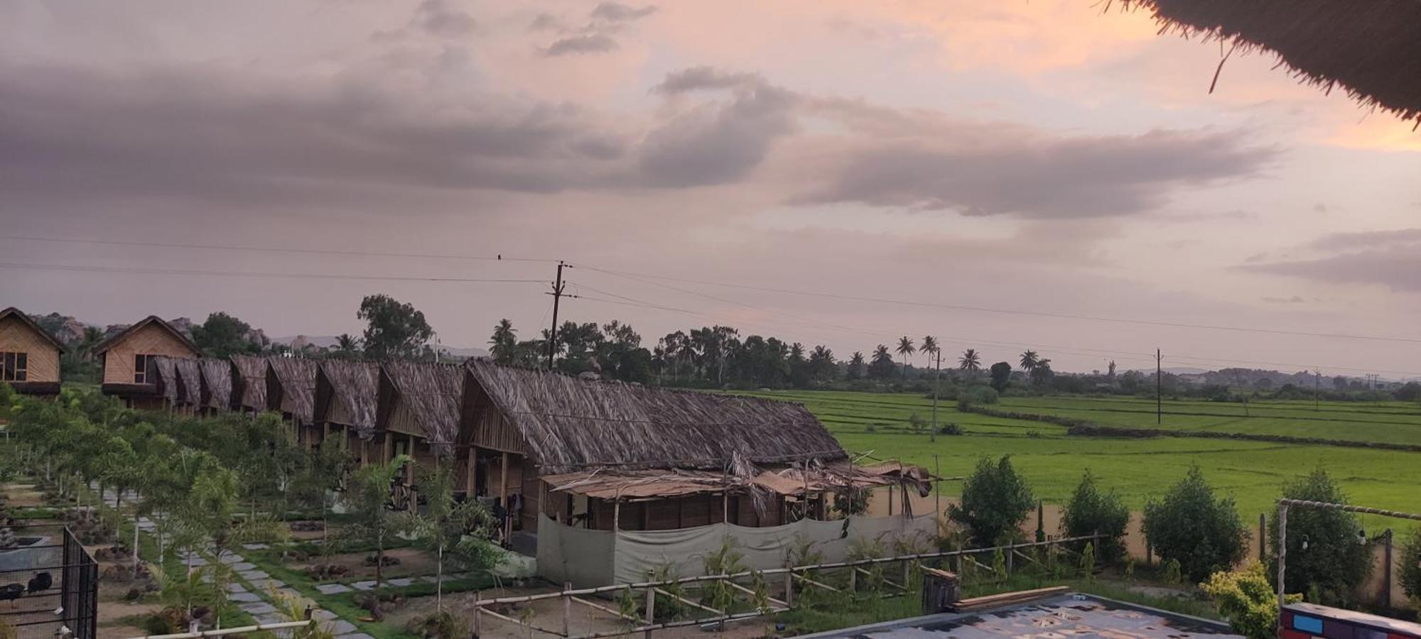 Vanya The Exotic World Resort ฮัมปี ภายนอก รูปภาพ